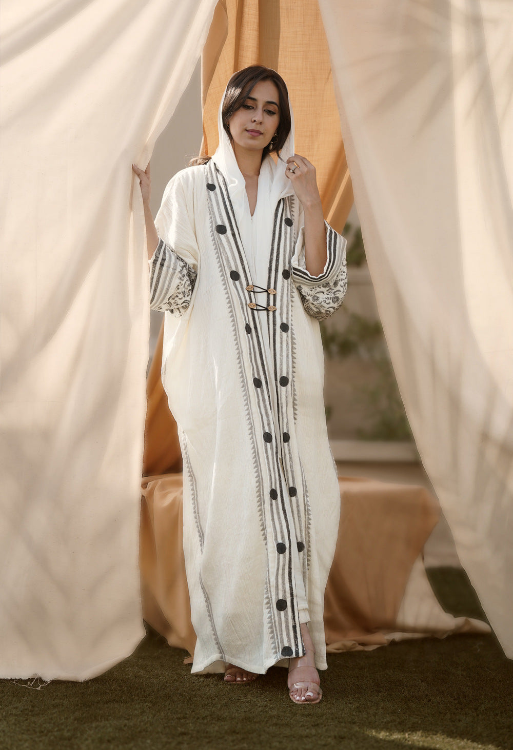 Classic Monochrome Anaya