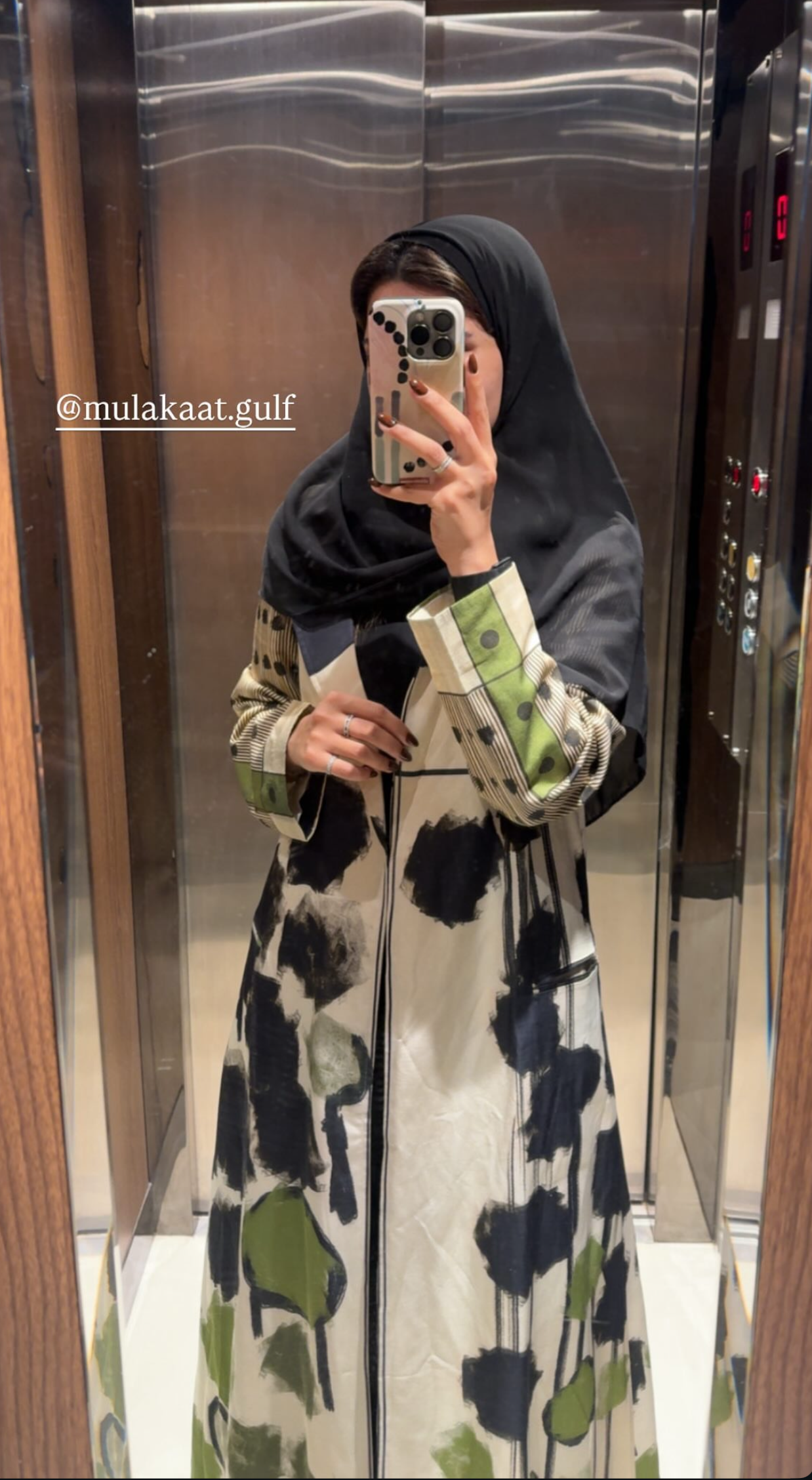 عباية بليزر باللون الزيتوني والأسود الساحر