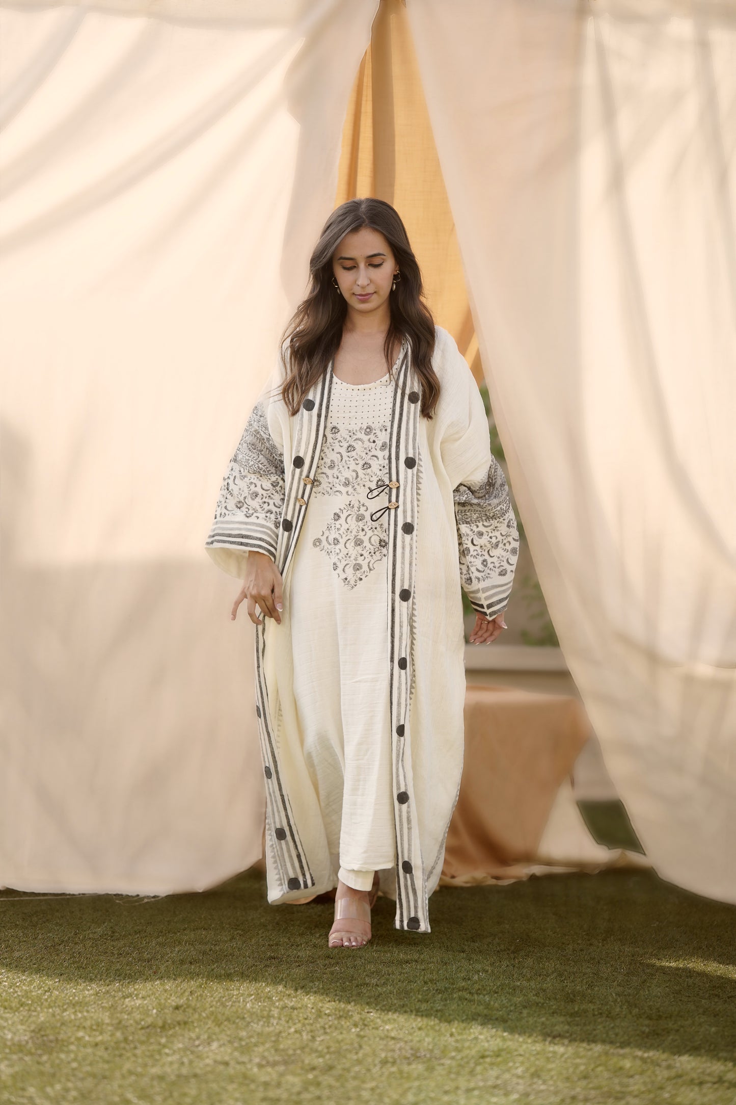 Classic Monochrome Anaya